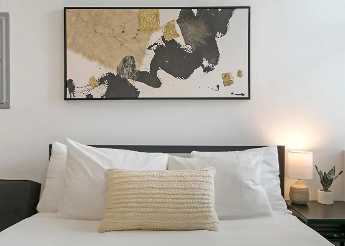Simple Studio Apt With In-Unit Laundry - Wilson 403