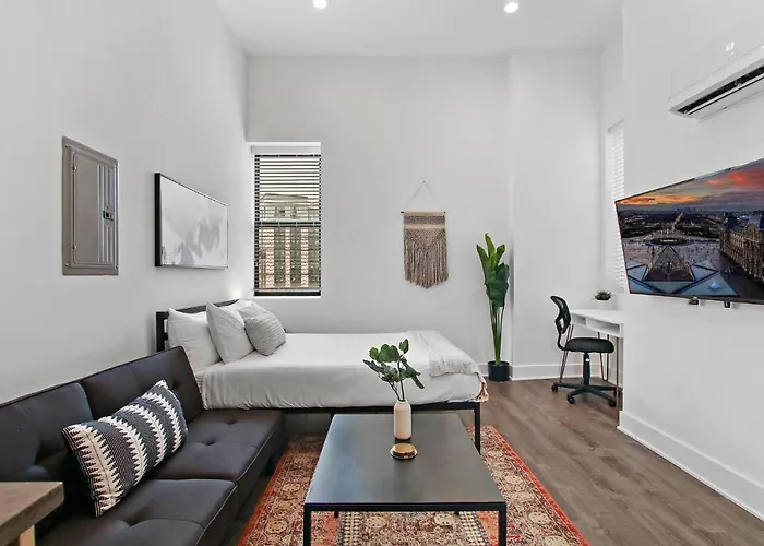Simple Studio Apt With In-Unit Laundry - Wilson 403