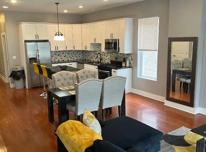 Luxurious Spacious Fully Serviced Duplex 4Bed 3Bath Chicago
