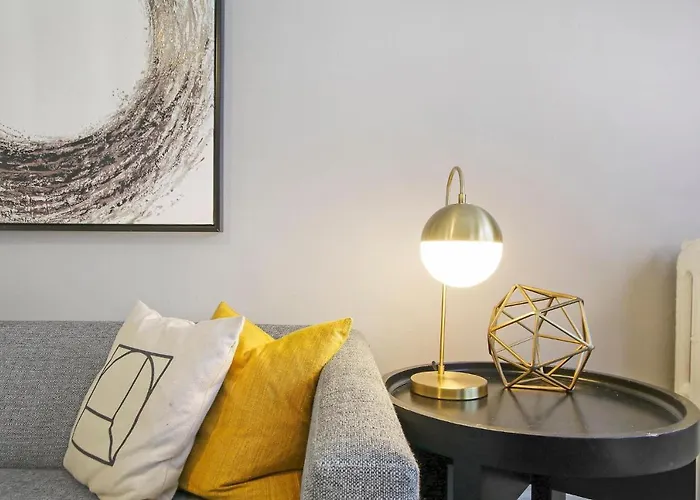 Private 1Br Apt In Lakeview Close To Shops - Cornelia 1W