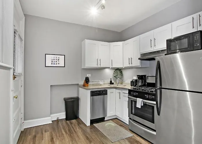 Private 1Br Apt In Lakeview Close To Shops - Cornelia 1W