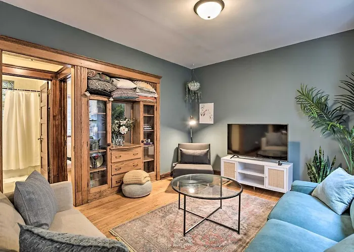 Cozy-Chic Home Walkable Area, Near Wrigley!