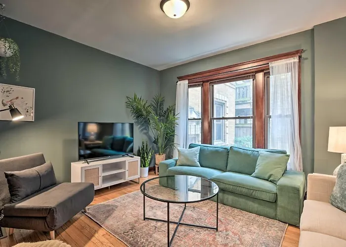 Cozy-Chic Home Walkable Area, Near Wrigley!