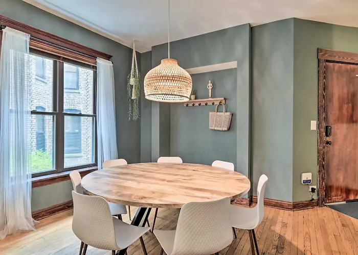 Cozy-Chic Home Walkable Area, Near Wrigley!