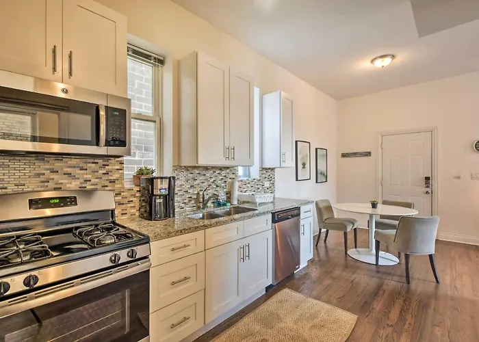 Chic And Spacious Chicago Townhouse With Patio!
