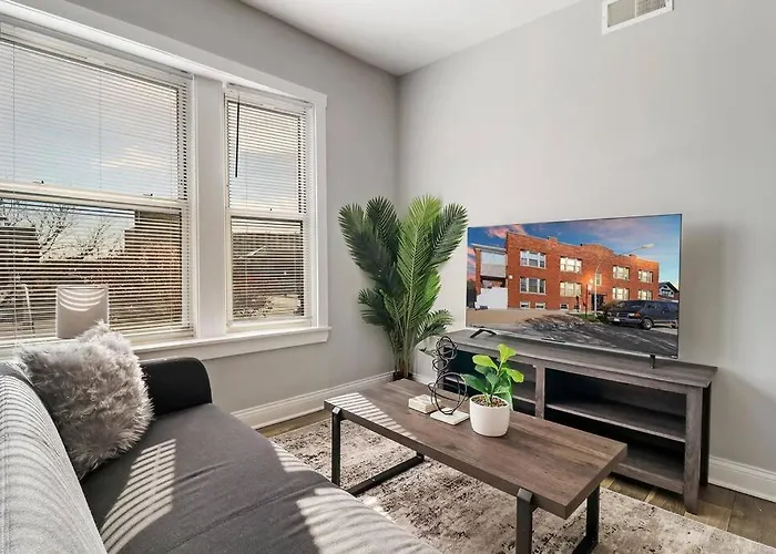 Furnished 3Br Apt With Abundant Natural Light - Belle Plaine 2W