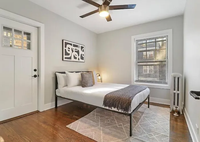Rep Out Lakeview 2Br Apt With Spacious & Equipped Kitchen - Oakdale E1