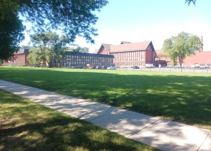 South Chicago Community Immersion In 2 Bedroom Apartment