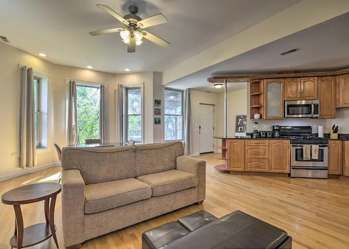 Cozy Chicago Condo Close To Parks And Downtown