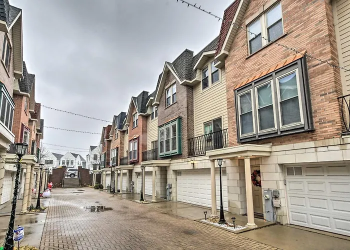 Stunning Chicago Townhome About 9 Mi To Downtown!