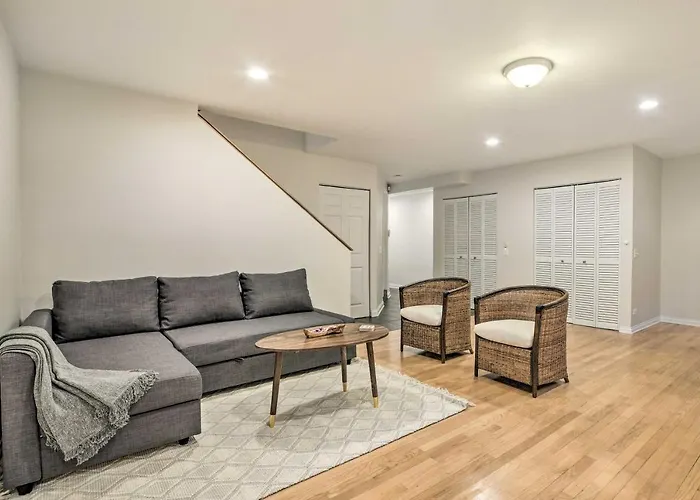 Stunning Chicago Townhome About 9 Mi To Downtown!