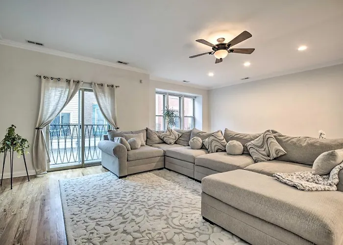 Stunning Chicago Townhome About 9 Mi To Downtown!