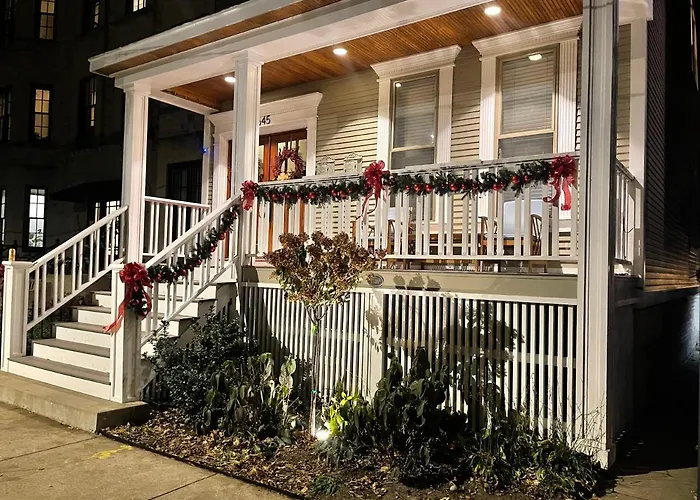 Stylish 2-Bedroom Flat In Lincoln Park Chicago