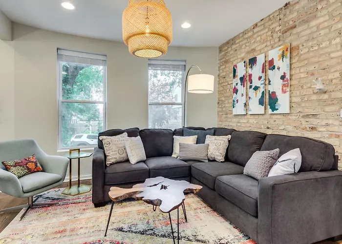 Charming And Recently Renovated - You Will Love This Humboldt Park Area Home Apts Chicago che accetta animali