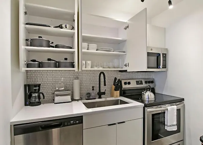 Cozy Studio Apt With Well-Equipped Kitchen - Chestnut 22F