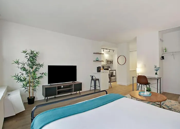 Cozy Studio Apt With Well-Equipped Kitchen - Chestnut 22F