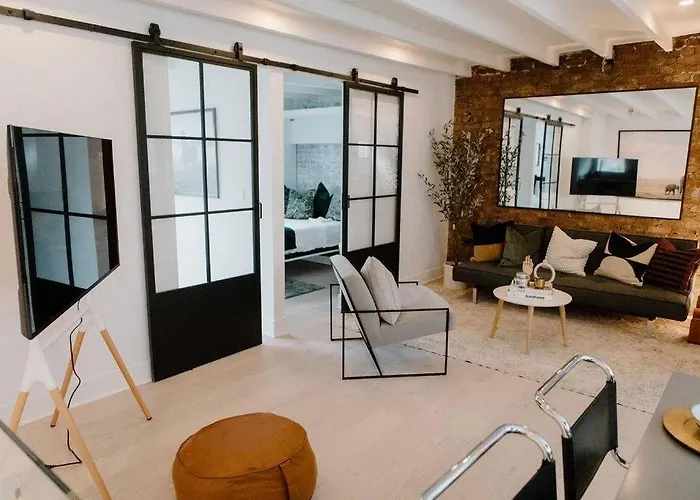 Lincoln'S Guesthouse-Brand New & Amazing Location!