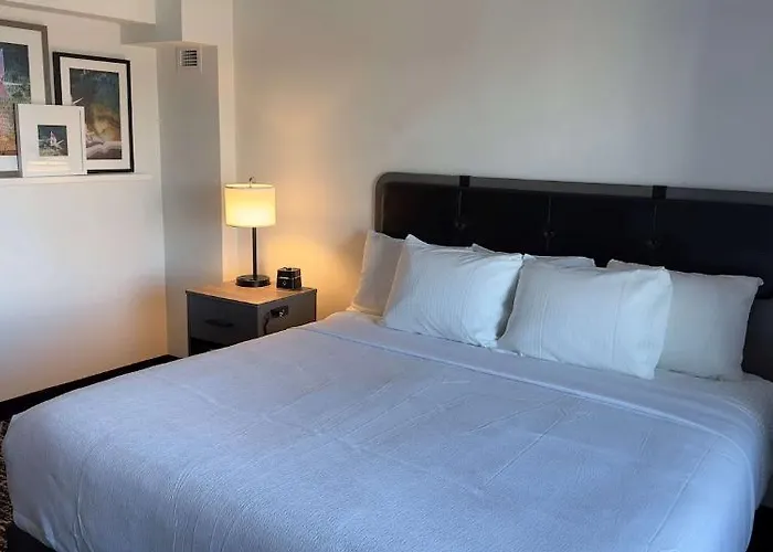 Wyndham O'Hare Hotel