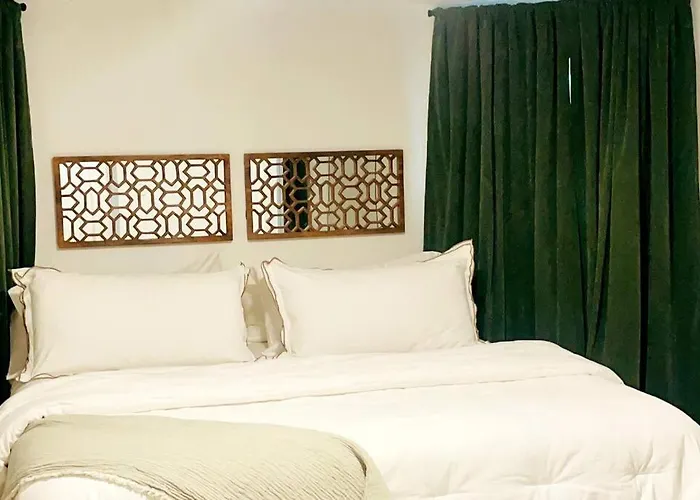 Private Chicago Garden Unit 1Br/1Ba Apartment