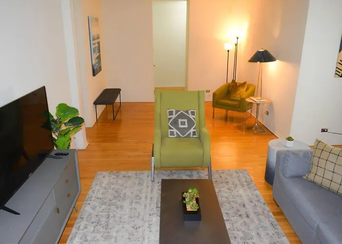 Stunning 3Br Chicago Apt Close To Shopping Center