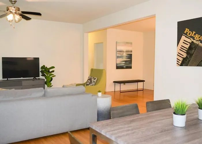 Stunning 3Br Chicago Apt Close To Shopping Center