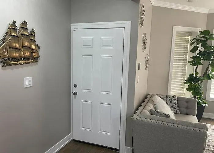 Exec Lux Home Wth 3 Level,6 Bdrms/3Bth & 2 Kitchen