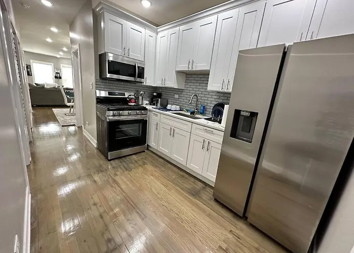 Exec Lux Home Wth 3 Level,6 Bdrms/3Bth & 2 Kitchen