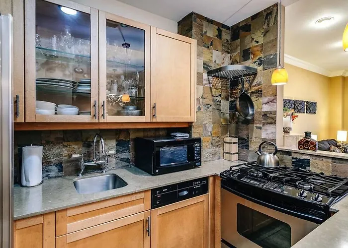Brownstone In Gold Coast - Downtown