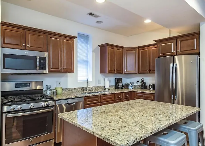 Lincoln Park Living - Suite 2