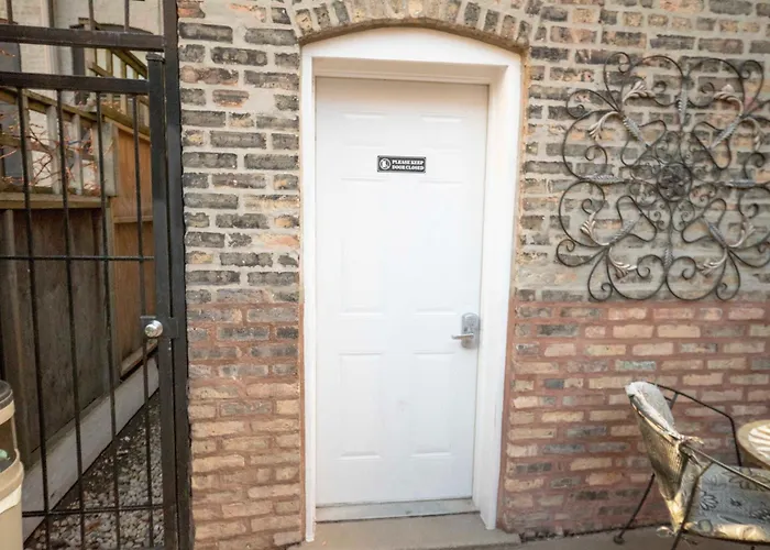 City Villa Sleeps 10-20 Free Tv & Parking