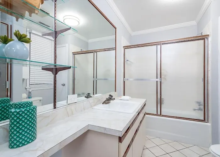 Beautiful Remodeled Penthouse Unit In Old Town