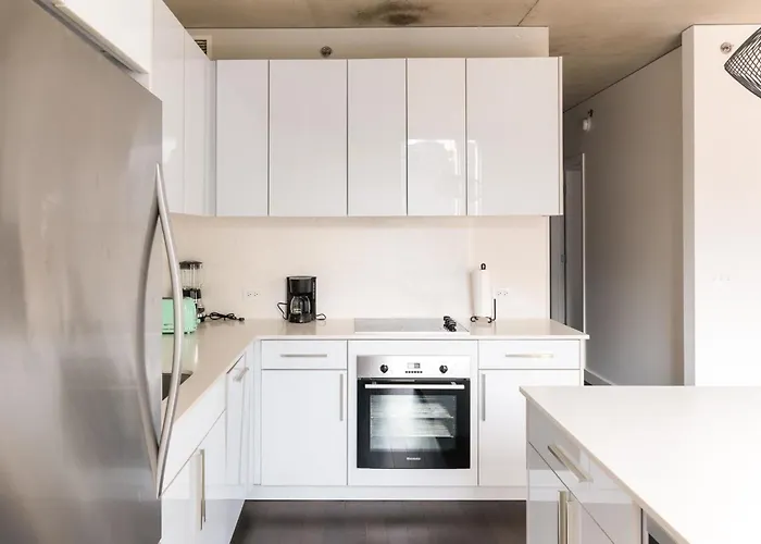 2B 2Ba Sophisticated Luxury Apartment With Balcony, Wi-Fi, Paid Parking On Premises