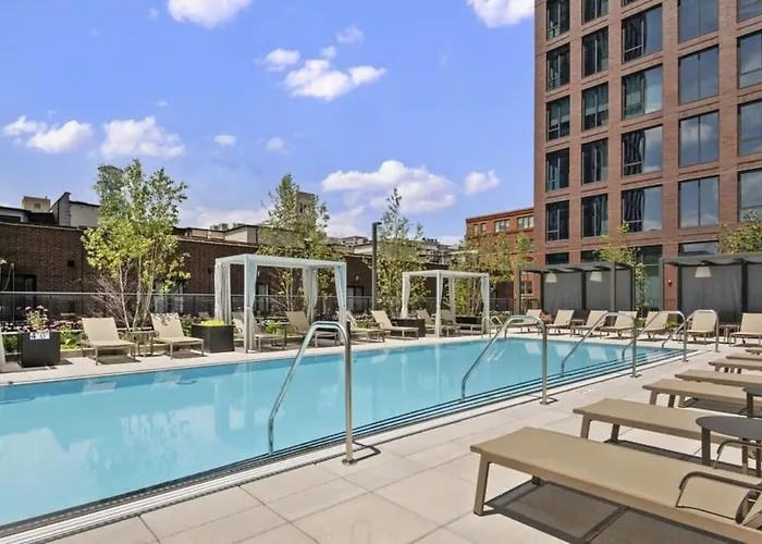 3Br Elegant Glass Penthouse Pool With Deck & Gym Chicago
