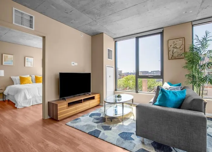 3Br Elegant Glass Penthouse Pool With Deck & Gym Chicago