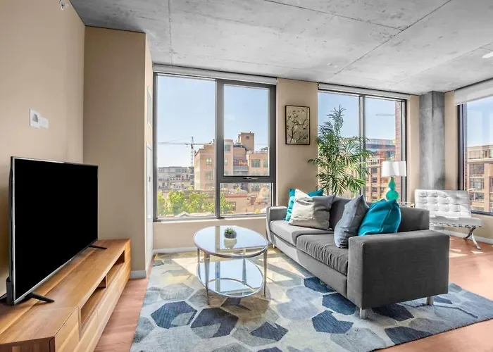 3Br Elegant Glass Penthouse Pool With Deck & Gym Chicago