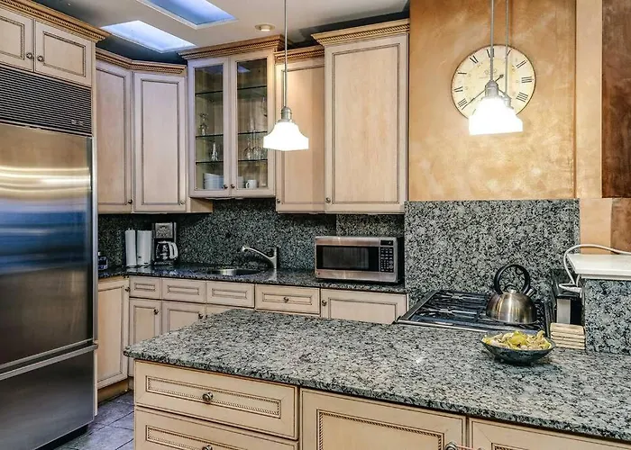 Historic And Unique Brownstone In Gold Coast - Downtown - 3
