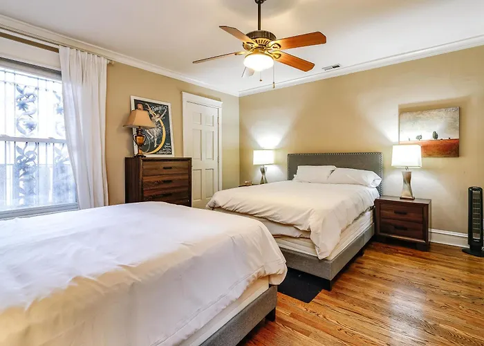 Historic And Unique Brownstone In Gold Coast - Downtown - 3