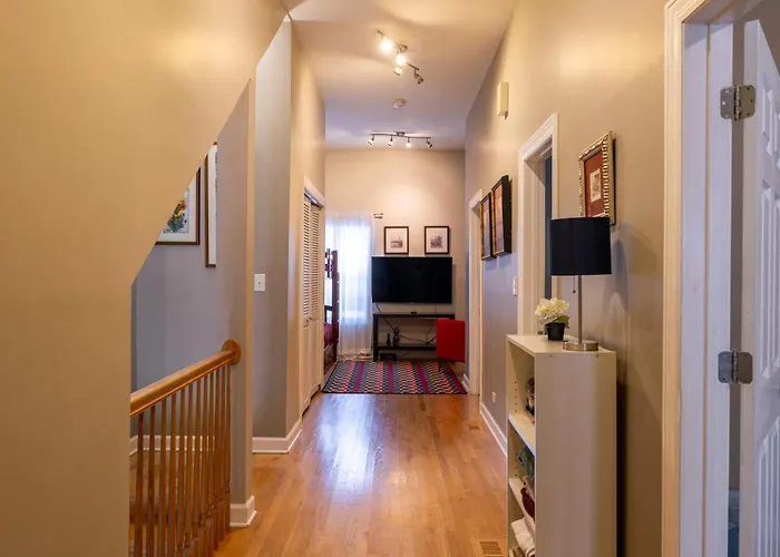 Spacious Row Home Next Transit Near Downtown W Parking Chicago