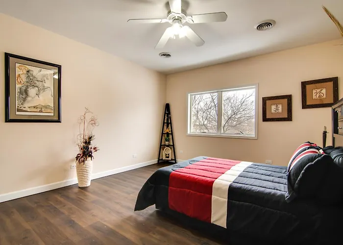 Relaxing Sauna: Hoffman Estates Villa In Elgin!