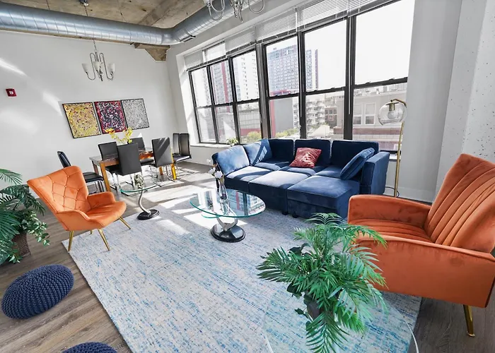 Mccormick Place Downtown: Luxurious 3BR/2BA for 10