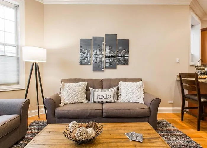 The Wrigleyville Deluxe -Steps From Wrigley Sleeps 10 Chicago