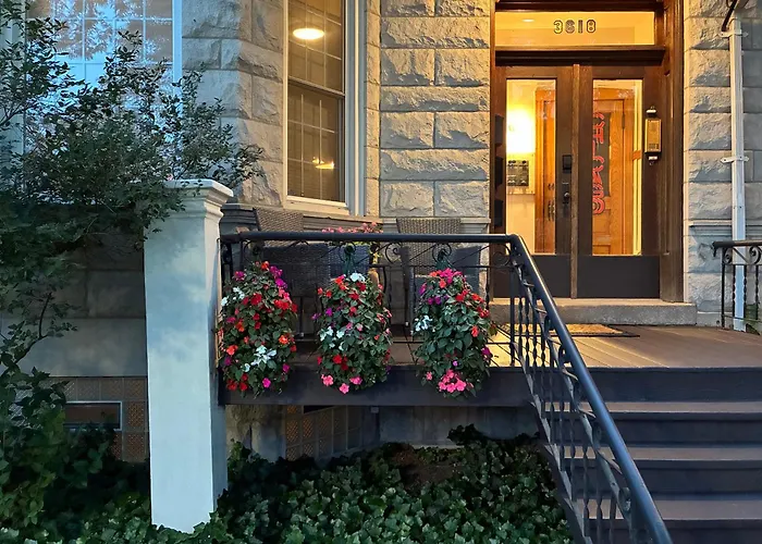The Wrigleyville Deluxe -Steps From Wrigley Sleeps 10 Chicago
