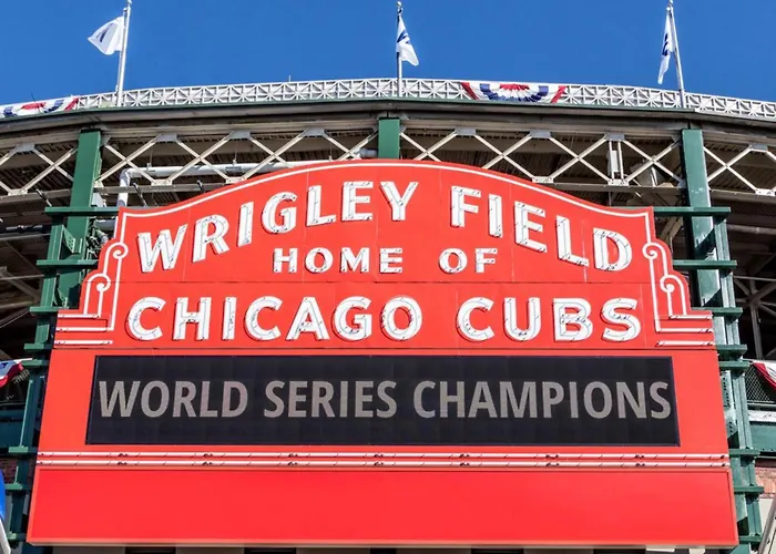 The Wrigleyville Vip-200 Steps From Wrigley Field Chicago