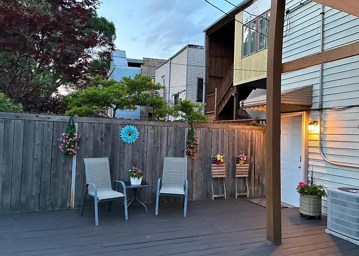The Wrigleyville Deluxe -Steps From Wrigley Sleeps 10 Chicago
