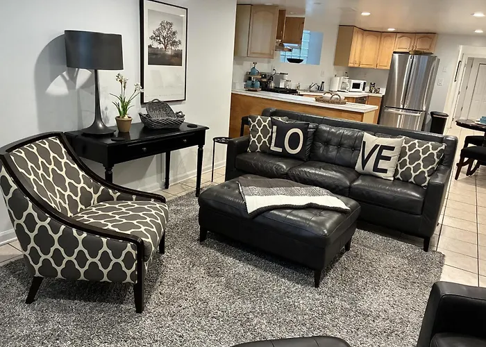 The Wrigleyville Deluxe -Steps From Wrigley Sleeps 10 Chicago