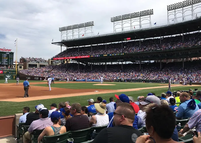 The Wrigleyville Deluxe -Steps From Wrigley Sleeps 10 Chicago