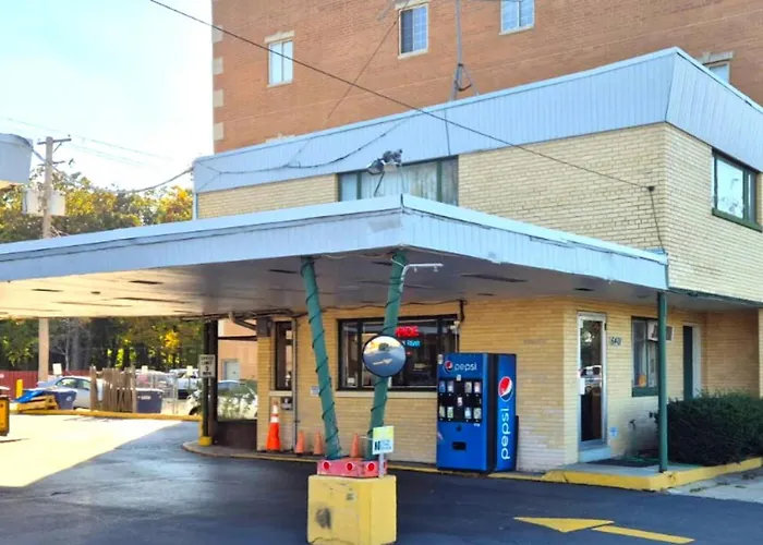 Pet friendly Motel Edgebrook Chicago North Shore By Oyo