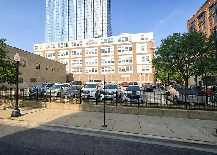 Spacious 2Br Vacation Rental With City View, Optional Parking And Gym Near Mccormick Place & Downtown Chicago Attractions