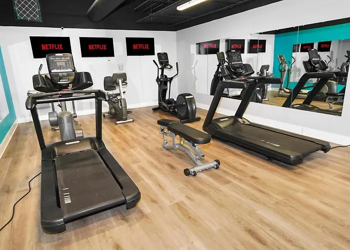 Mccormick Place Downtown: Luxurious 3BR/2BA for 10