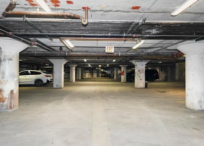 Pet friendly Mccormick Place Downtown: Luxurious 3BR/2BA for 10 Chicago